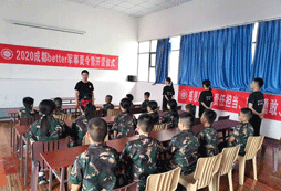 學(xué)員認(rèn)真聽(tīng)講