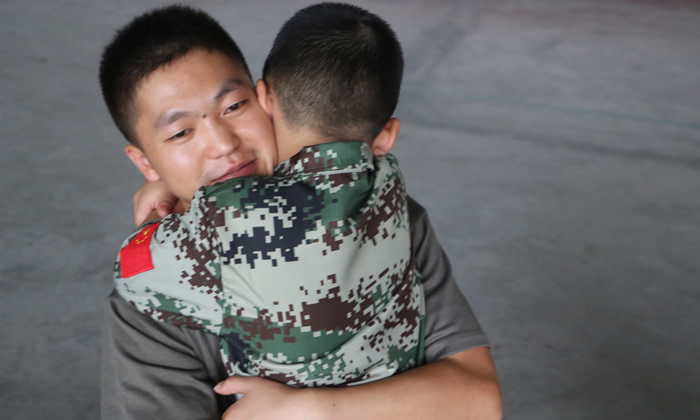 對教官依依不舍