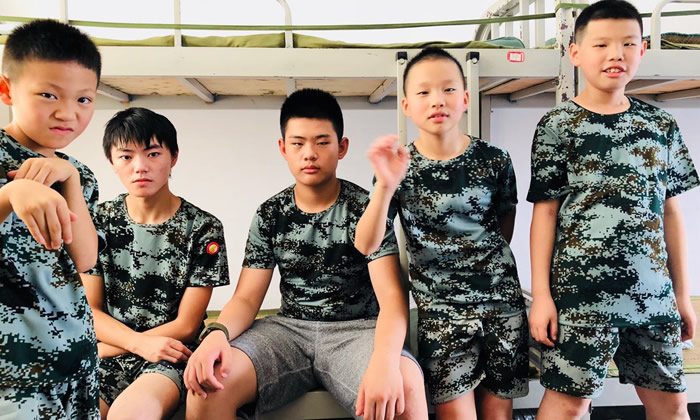 一個宿舍的小戰(zhàn)友