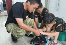 教官細(xì)心教導(dǎo)學(xué)員