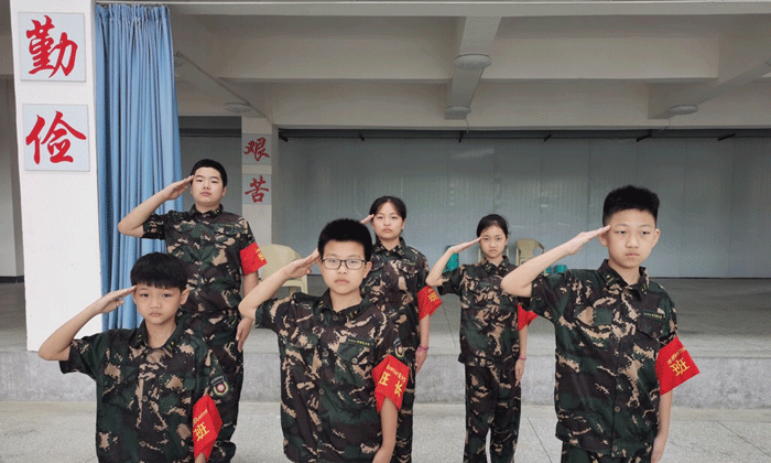 站軍姿，敬軍禮！