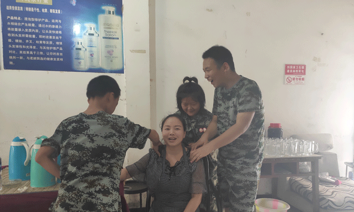 上能扛槍保衛(wèi)祖國，下能為父母按摩，照顧父母