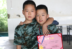 如何為孩子選擇一個(gè)專業(yè)放心的軍事夏令營(yíng)