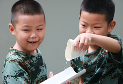 暑期軍事訓(xùn)練營(yíng)提升孩子與人交往能力
