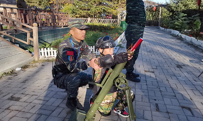 教官指導(dǎo)學(xué)員發(fā)射火箭筒
