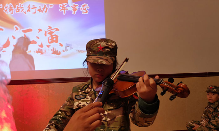 表演中的小學員
