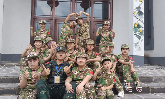 學(xué)員們和教官的合照