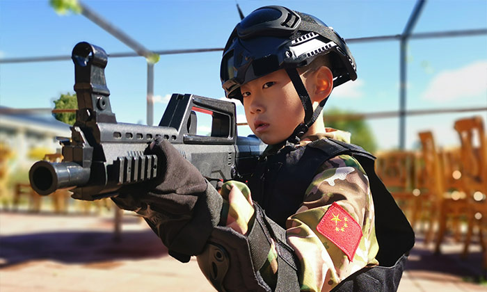 認(rèn)真訓(xùn)練的小學(xué)員