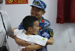 抱小孩