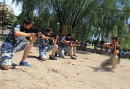 在北京西點(diǎn)軍事夏令營(yíng)我們體驗(yàn)真人CS