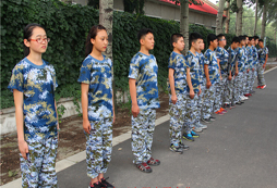 參加北京軍事夏令營(yíng)給孩子一個(gè)成長(zhǎng)鍛煉的機(jī)會(huì)