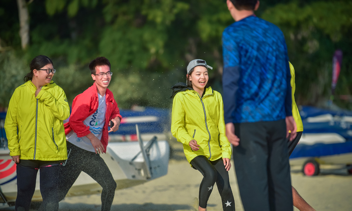 沙灘上追逐打鬧