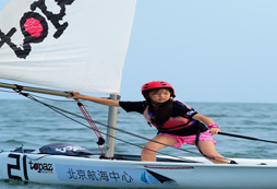 女孩獨立駕馭帆船