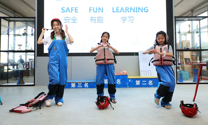 老師與學(xué)生一起在臺上表演