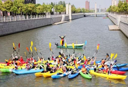 大家一起在河中間合影留戀