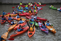 我們一起吧皮劃艇聚集起來