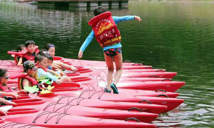 在皮劃艇中行走