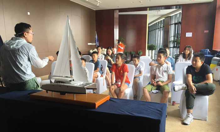 聽(tīng)得都很認(rèn)真