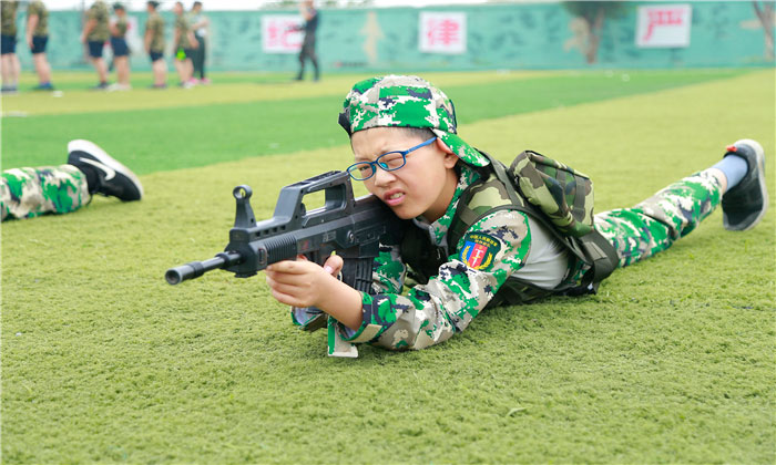 營員趴在地上射擊