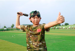 營(yíng)員準(zhǔn)備扔手榴彈