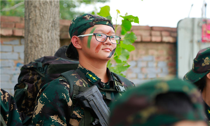 拿著槍站軍姿