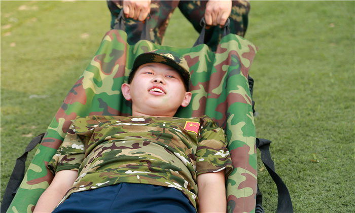 躺在擔架上