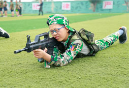 營(yíng)員趴在地上射擊