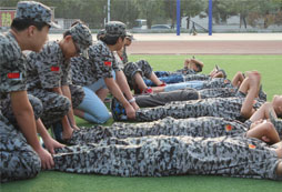 八一軍旅夏令營活動讓孩子在吃苦中成長