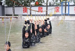 青少年在八一軍旅夏令營體驗軍人熱血生活