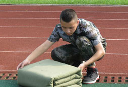 八一軍旅軍事夏令營讓叛逆的孩子得到改變