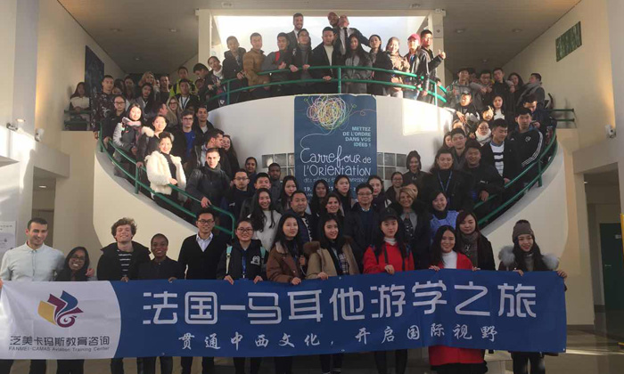 昂熱大學與在校學生合影