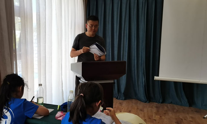 戴眼鏡讀書