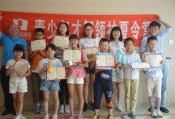 參加口才夏令營讓孩子輕松自如地當(dāng)眾演講
