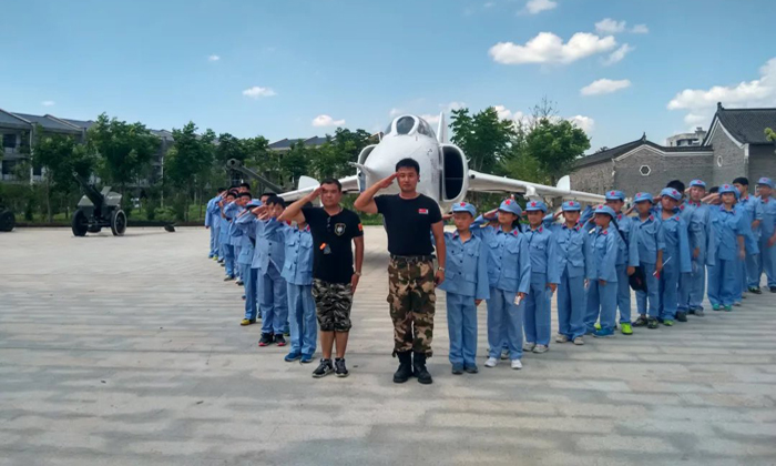 參加常德青少年軍事化夏令營挑戰(zhàn)自我！