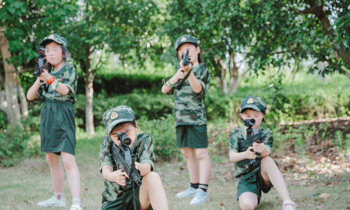 長(zhǎng)沙軍事夏令營(yíng)鍛造孩子吃苦耐勞的精神！.gif