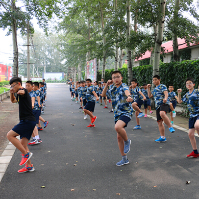 參加長沙軍事夏令營體驗最熱血的青春