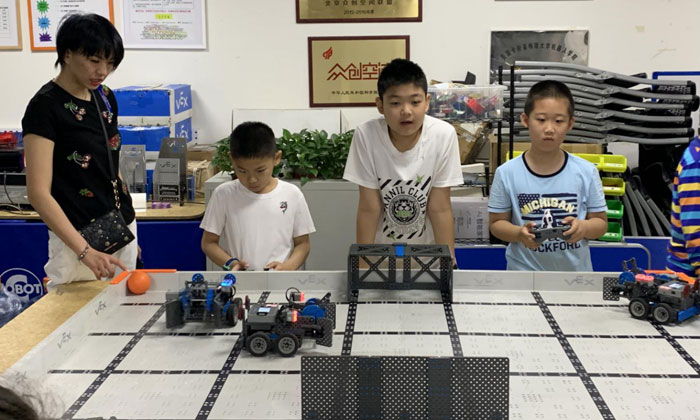 青少年參加潮汕機(jī)器人夏令營(yíng)有什么優(yōu)勢(shì)呢？.jpg