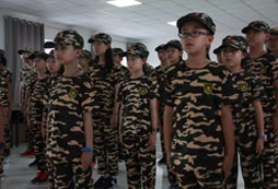 參加承德軍事夏令營提高青少年的綜合素質(zhì)！