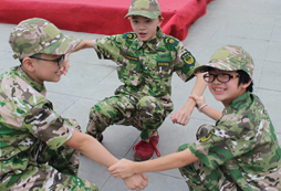 成都中小學(xué)生軍訓(xùn)夏令營(yíng)教孩子改掉壞習(xí)慣！