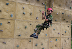 成都周邊軍事夏令營幫助孩子面對困難。