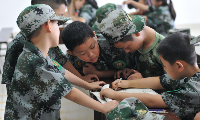 暑期參加成都軍旅夏令營是不是非?？菰餆o味.jpg