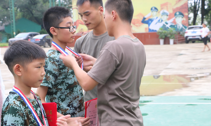 6月26成都軍事夏令營(yíng)