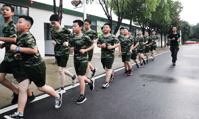 成都軍事夏令營(yíng).gif