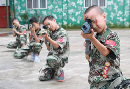 成都軍事拓展訓(xùn)練夏令營讓孩子學(xué)會自我管理！