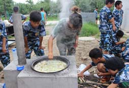 青少年吃苦夏令營鍛煉孩子成長