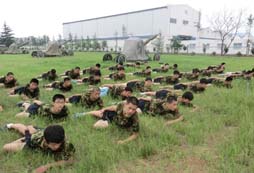 吃苦夏令營(yíng)既能鍛煉身體又能提高自制力