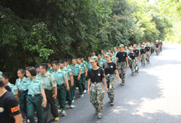 暑期吃苦夏令營(yíng)汗水是最真實(shí)寫(xiě)照