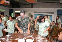 吃苦夏令營(yíng)呵護(hù)孩子好奇心