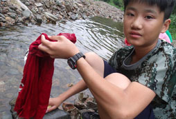 我們?nèi)绾螢楹⒆舆x擇吃苦夏令營(yíng)？