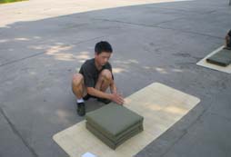 在吃苦夏令營(yíng)中“苦中作樂”